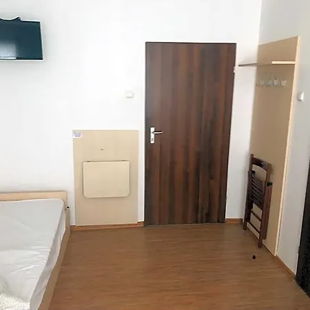 Hostel 24 *